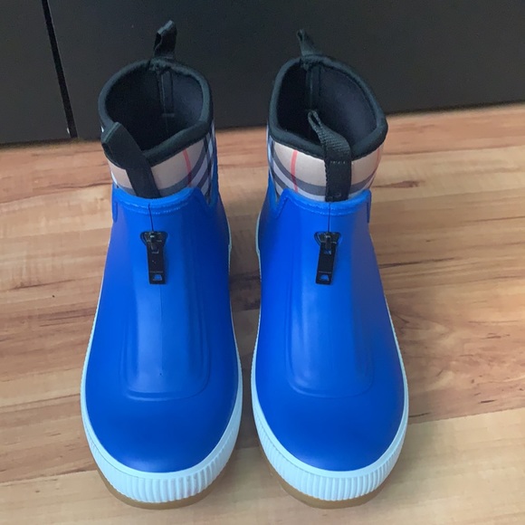 Burberry
Flinton Check Rain Booties Size 33 - Picture 9 of 9